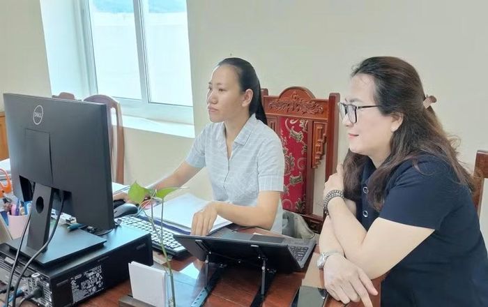  Công chức Thuế tỉnh tư vấn, hướng dẫn người nộp thuế các quy định giảm 30% thuế thu nhập doanh nghiệp phải nộp năm 2026 và 2027. Ảnh: T.S 