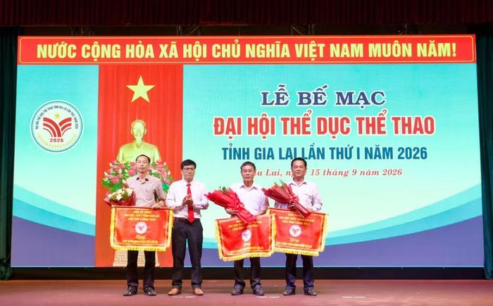 Trao thưởng cho các đơn vị khối xã đoạt thành tích cao tại Đại hội TDTT tỉnh Gia Lai lần thứ I năm 2026. Ảnh: H.V 