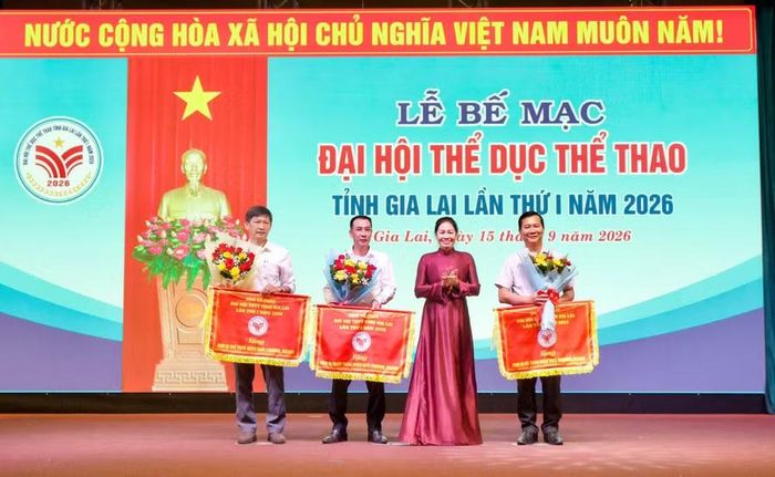  Trao thưởng cho các đơn vị khối phường, ngành đoạt thành tích cao tại Đại hội TDTT tỉnh Gia Lai lần thứ I năm 2026. Ảnh: H.V 