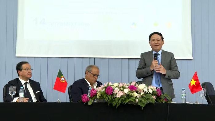  Chủ tịch UBND tỉnh Phạm Anh Tuấn trao đổi với các doanh nghiệp. Ảnh: Đức Hải 