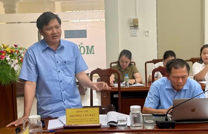 Phó Chủ tịch Thường trực HĐND tỉnh Trương Văn Đạt đề nghị Ban Quản lý Khu kinh tế tỉnh cần chỉ rõ những khó khăn, vướng mắc để đoàn giám sát tổng hợp, đề xuất cấp có thẩm quyền giải quyết. Ảnh: Hoàng Vũ