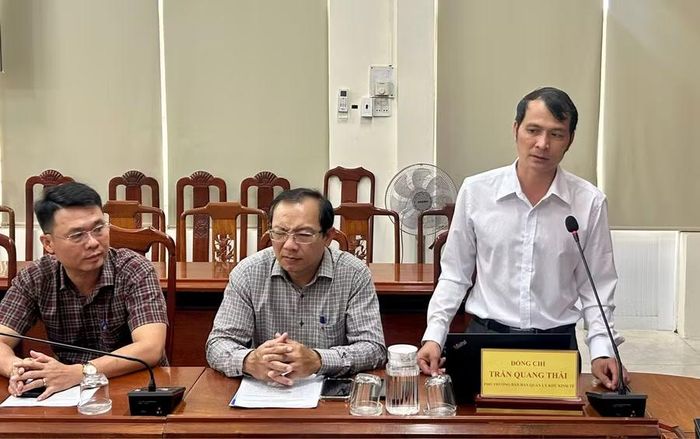 Đại diện Ban Quản lý Khu kinh tế tỉnh báo cáo 1 số tồn tại về công tác PCCC và CNCH đối với khu kinh tế và khu công nghiệp trên địa bàn tỉnh. Ảnh: N.L