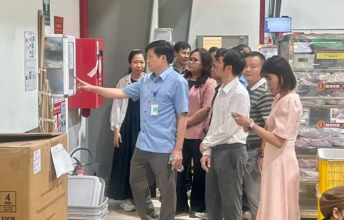Phó Chủ tịch Thường trực HĐND tỉnh Trương Văn Đạt cùng đoàn giám sát Ban Pháp chế HĐND tỉnh giám sát thực tế công tác PCCC và CNCH tại Công ty TNHH B&D Lingerie Việt Nam (KKT Nhơn Hội, phường Quy Nhơn Đông). Ảnh: N.L