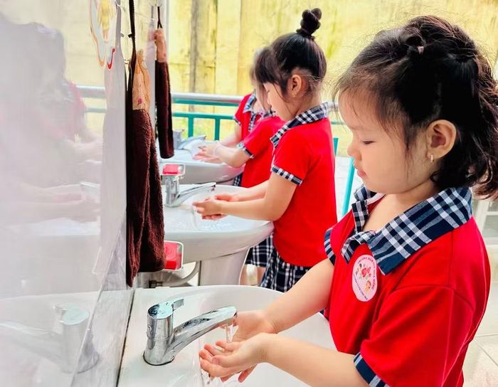 Tại các trường mầm non, trẻ được hướng dẫn phòng bệnh từ việc giữ vệ sinh cá nhân, rửa tay sạch. Ảnh: N.N