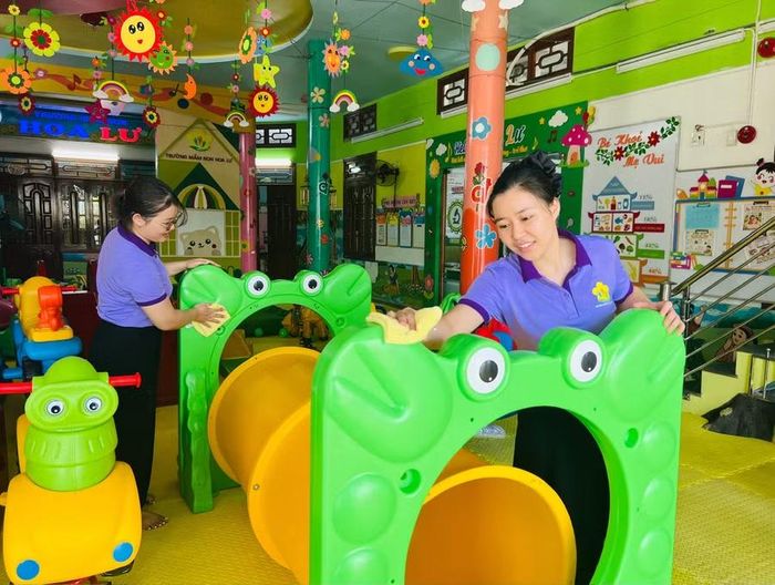 Giáo viên Trường Mầm non Hoa Lư (phường Quy Nhơn) thường xuyên vệ sinh đồ dùng, đồ chơi, bảo đảm an toàn sức khỏe cho trẻ. Ảnh: M.N