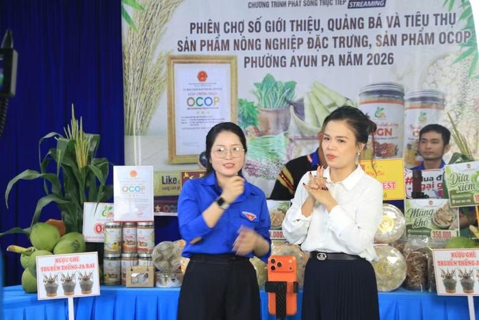  Chị Huỳnh Thị Kim Yến (bìa phải) giới thiệu sản phẩm OCOP Yến sào Miranest trên phiên chợ số. Ảnh: Hoàng Hoài 