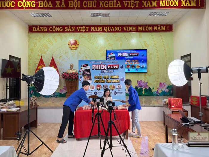  Đoàn phường Tam Quan hỗ trợ phiên livestream. Ảnh: ĐVCC 