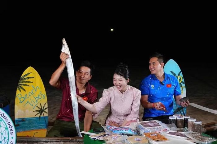  Anh Nguyễn Hoàng Binh Thư (bìa phải) tham gia phiên livestream “Mang vị biển lên sóng”. Ảnh: Quang Hải 