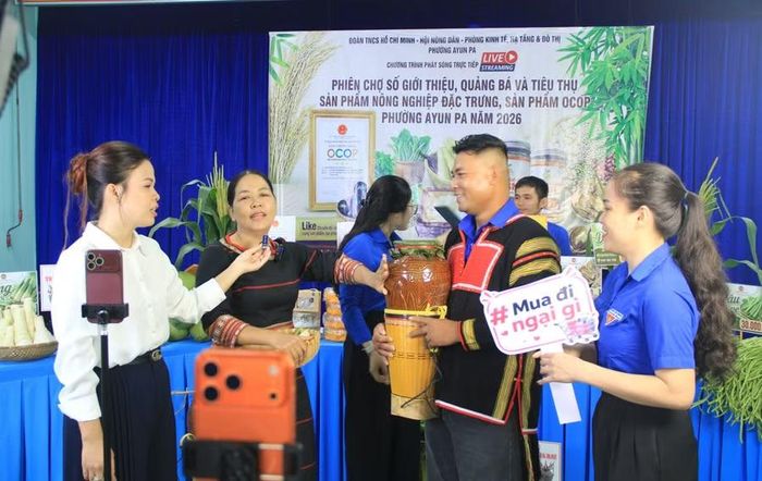  Các sản phẩm đặc trưng của người Jrai cũng được mang lên phiên chợ số để giới thiệu cho đông đảo khán giả biết đến. Ảnh: Hoàng Hoài 