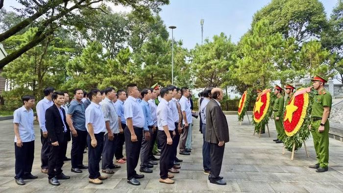 Đại biểu dâng hoa tưởng niệm các anh hùng, liệt sĩ tại Nhà bia tưởng niệm liệt sĩ xã Gào. Ảnh: Minh Chí