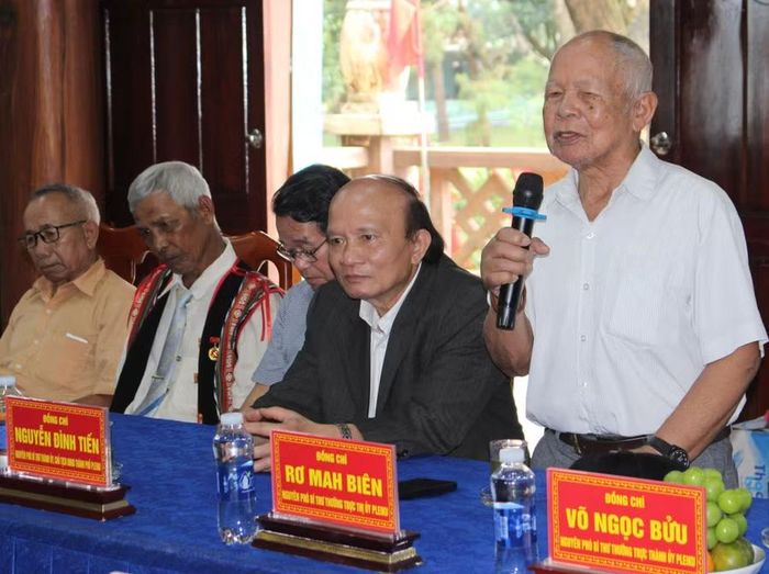 Ông Rơ Mah Biên - nguyên Phó Bí thư Thường trực Thị ủy Pleiku phát biểu tại buổi gặp mặt. Ảnh: Minh Chí