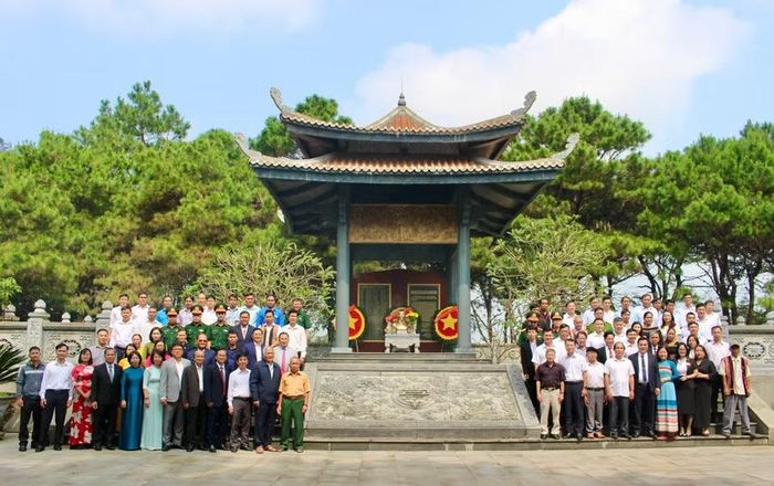 Các đại biểu chụp ảnh lưu niệm tại Nhà bia tưởng niệm liệt sĩ xã Gào. Ảnh: Minh Chí