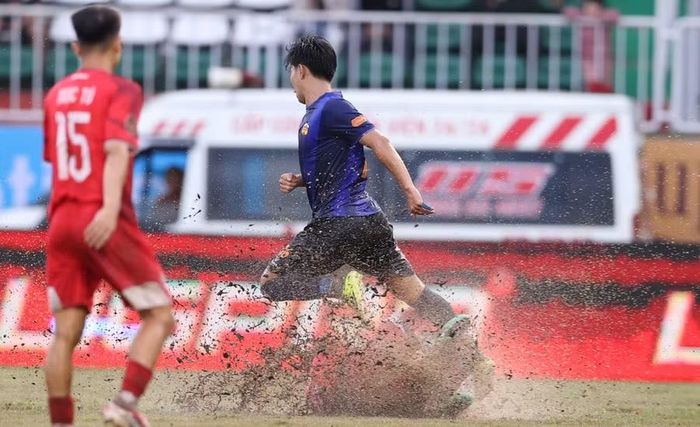  Các cầu thủ liên tục té ngã trong trận HAGL gặp Hải Phòng ở vòng 2 V.League trên sân Pleiku. Ảnh: Đức Đồng 