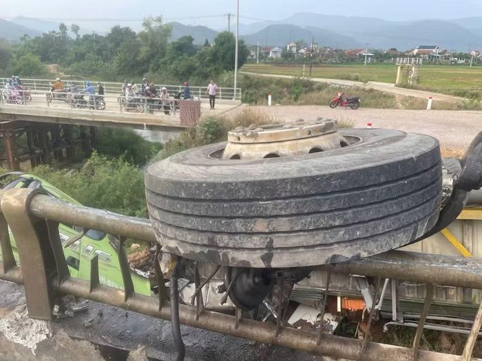  Bánh xe đầu kéo vướng trên thành cầu Đồng Xiêm. Ảnh: Nguyễn Chơn 