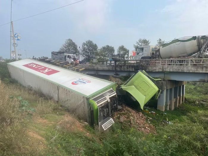  Cabin gãy lìa, bốc cháy sau va chạm. Ảnh: Nguyễn Chơn 