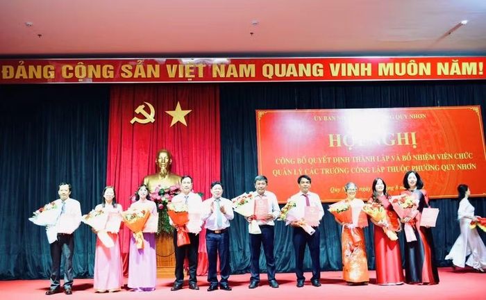  Đảng ủy phường Quy Nhơn trao quyết định thành lập các tổ chức cơ sở Đảng tại các trường học sau sắp xếp. Ảnh: ĐVCC 