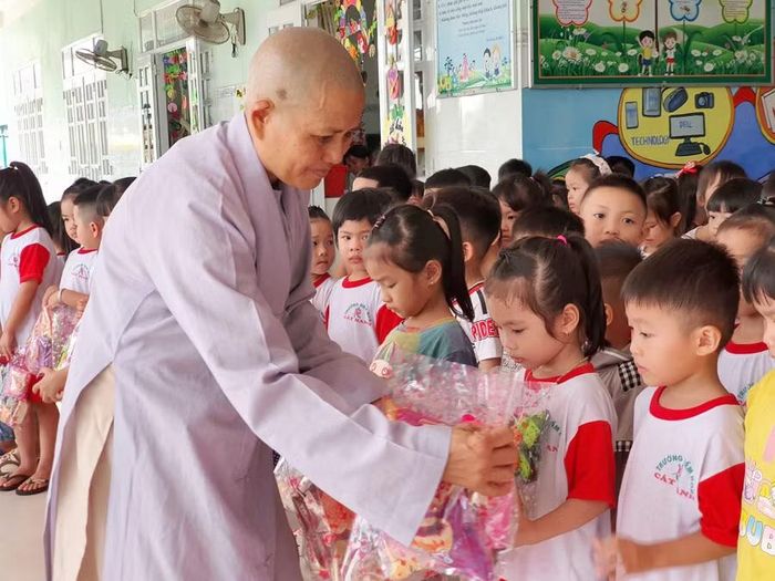  Sư cô Thích Nữ Minh Tâm (chùa Mỹ Hóa) trao quà Trung thu cho trẻ Trường Mẫu giáo Hòa Hội. Ảnh: Kim Hường 
