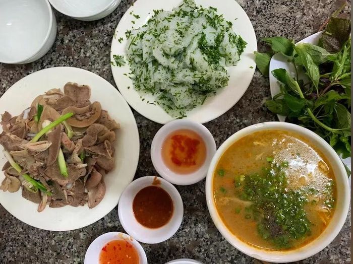 Quán cháo lòng Bà Sáu giữ cách chế biến hầu như không thay đổi trong hơn 50 năm qua, thu hút nhiều thế hệ thực khách ở phố Núi. Ảnh: Ánh Kiều
