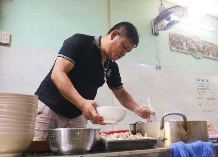 Anh Trần Văn Hải cùng các chị em tiếp nối gìn giữ quán cháo lòng của cha mẹ gầy dựng. Ảnh: Ánh Kiều