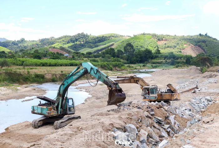 Đơn vị thi công đang đẩy nhanh tiến độ công trình khắc phục hậu quả thiên tai trên địa bàn xã Tây Khánh Vĩnh.