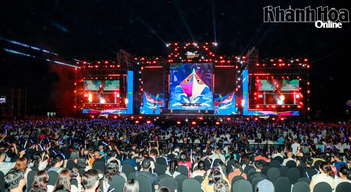Đại nhạc hội “Mega Booming Charmora City - Đánh thức tâm điểm Nha Trang Downtown”.