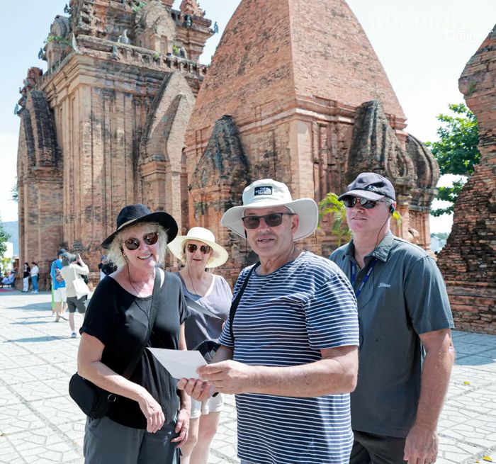 Du khách nước ngoài tại Di tích quốc gia đặc biệt Tháp Bà Pô Nagar. 