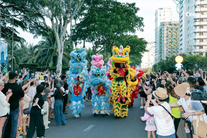 Du khách tham gia vào hoạt động biểu diễn nghệ thuật đường phố ở Nha Trang. 
