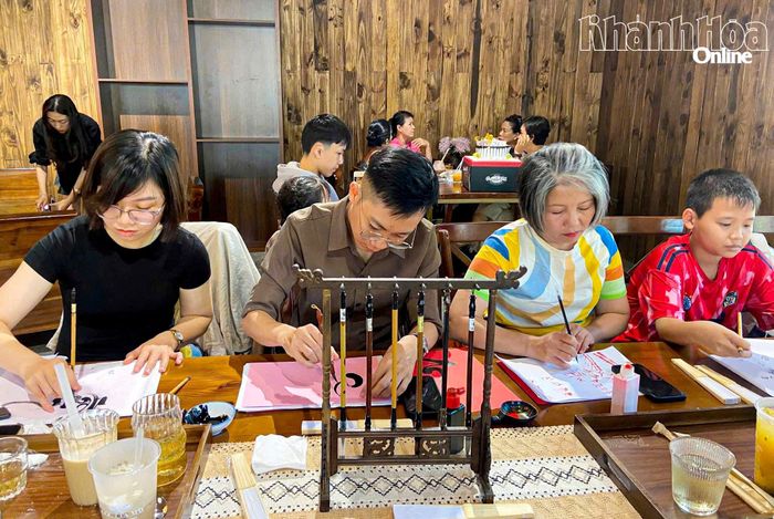 Không gian workshop kết hợp thưởng thức cà phê và trải nghiệm thủ công, tạo sự thư giãn cho người tham gia.