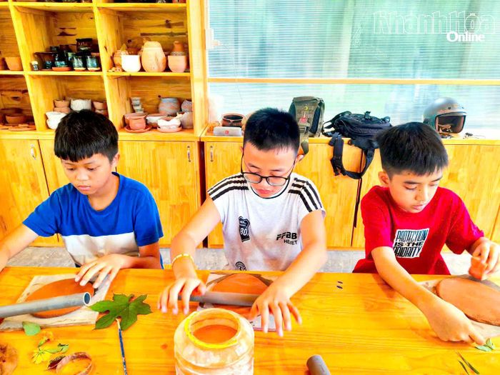 Các em nhỏ tự tay làm các sản phẩm tại workshop.