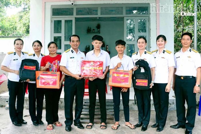 Lãnh đạo Lữ đoàn 189 tặng quà cho hai em Võ Minh Khang và Võ Minh Luân, con ngư dân tại xã Cam Lâm được đơn vị nhận đỡ đầu.