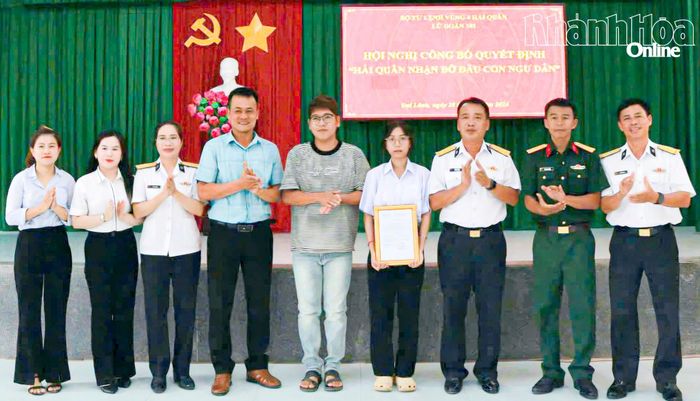 Lãnh đạo Lữ đoàn 101 trao quyết định nhận đỡ đầu em Nguyễn Thị Kim Huyền.