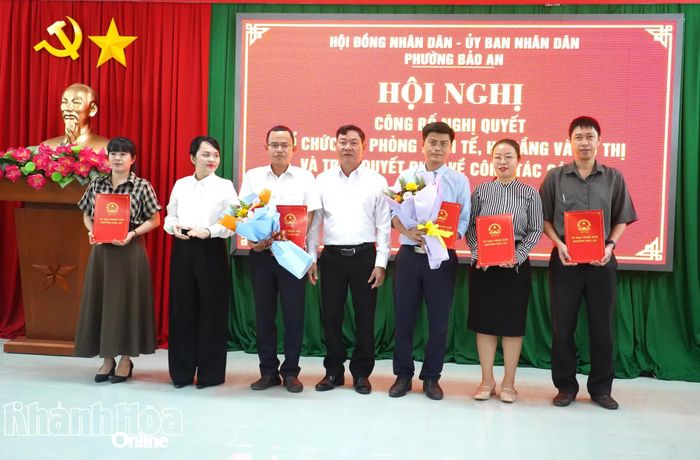 Lãnh đạo phường Bảo An trao các quyết định về công tác cán bộ.
