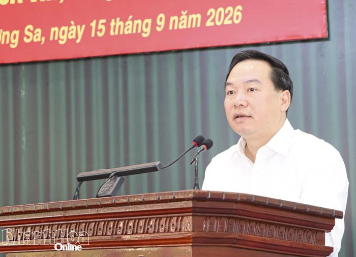 Đồng chí Hồ Xuân Trường thông tin tới cử tri đặc khu Trường Sa về tình hình kinh tế - xã hội 8 tháng năm 2026.