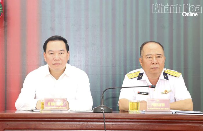 Đồng chí Hồ Xuân Trường và Đại tá Phạm Văn Thọ tiếp xúc cử tri đặc khu Trường Sa.
