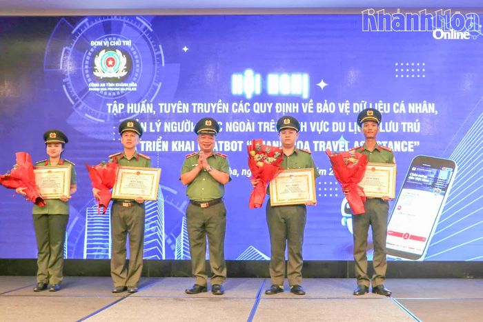 Thiếu tướng Nguyễn Hữu Phước trao bằng khen của Chủ tịch UBND tỉnh cho nhóm tác giả xây dựng Chatbot “Khanh Hoa Travel Assistance”.