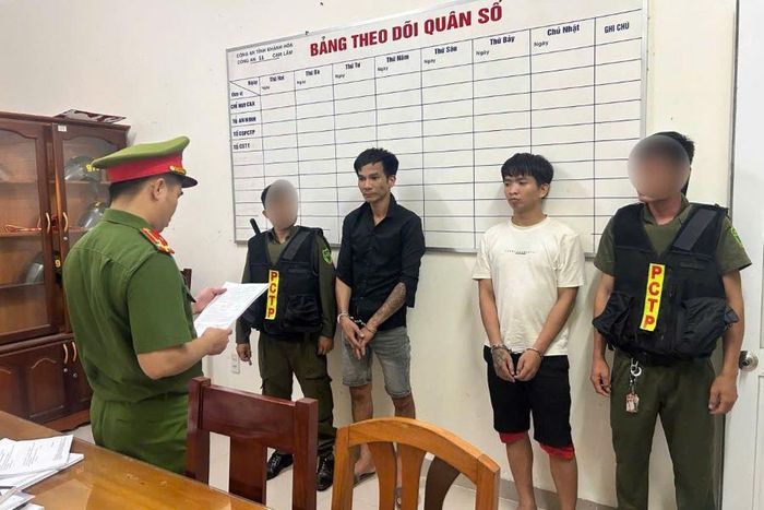 Công an xã Cam Lâm tạm giữ các đối tượng liên quan đến sử dụng, tàng trữ, mua bán trái phép chất ma túy.