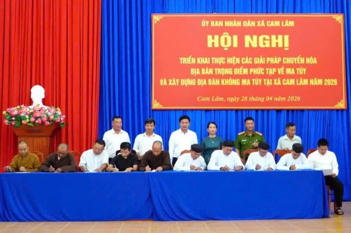 Đại diện các cơ sở tôn giáo ký bản cam kết xây dựng địa bàn xã Cam Lâm không ma túy.