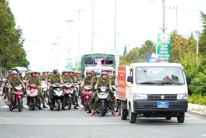 Lực lượng Công an xã Cam Lâm ra quân triển khai cao điểm tổng rà soát, thống kê và thực hiện các giải pháp chuyển hóa địa bàn trọng điểm, phức tạp về ma túy.