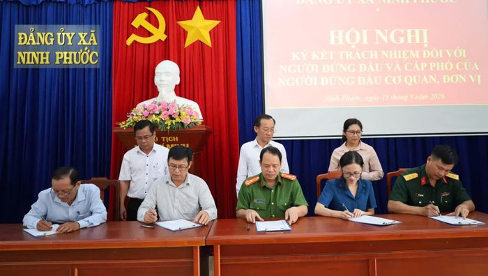 Thường trực Đảng ủy xã Ninh Phước chứng kiến người đứng đầu và cấp phó của người đứng đầu các cơ quan, đơn vị ký cam kết trách nhiệm.