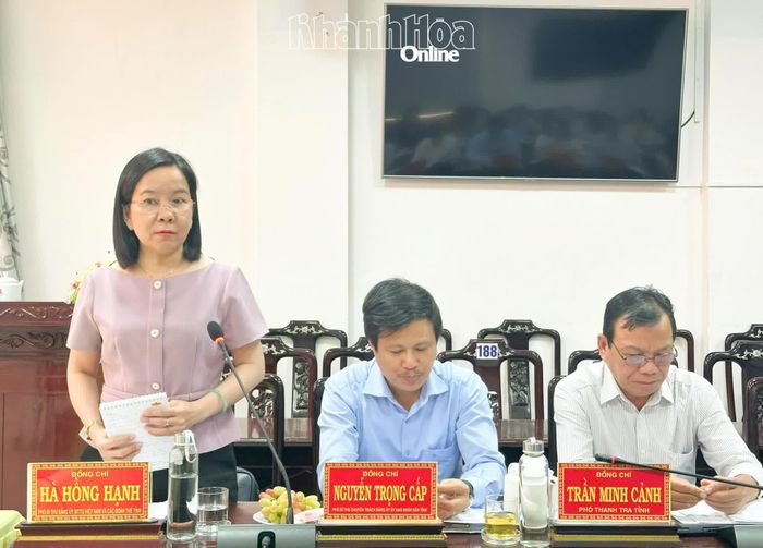 Đồng chí Hà Hồng Hạnh - Phó Trưởng Ban Tuyên giáo Tỉnh ủy, Phó Trưởng đoàn kiểm tra phát biểu tại buổi làm việc.
