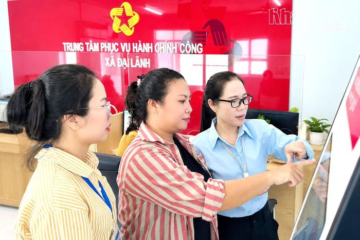 Người dân được hướng dẫn cụ thể các thủ tục hành chính tại Trung tâm Phục vụ hành chính công xã Đại Lãnh. Ảnh: MẠNH HÙNG