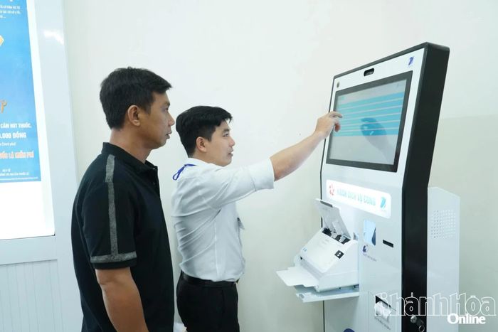 Công chức Trung tâm Phục vụ hành chính công phường Bảo An hỗ trợ người dân thực hiện thủ tục hành chính. Ảnh: HỒNG NGUYỆT