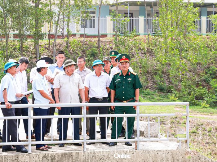 Phó Chủ tịch UBND tỉnh Trịnh Minh Hoàng kiểm tra công tác chủ động ứng phó thiên tai tại hồ chứa nước Suối Trầu.