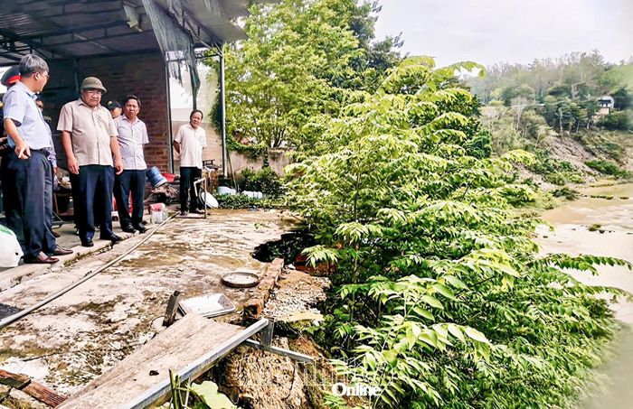 Phó Chủ tịch UBND tỉnh Trịnh Minh Hoàng kiểm tra tại vị trí sạt lở bờ sông Cái đoạn qua xã Khánh Vĩnh.