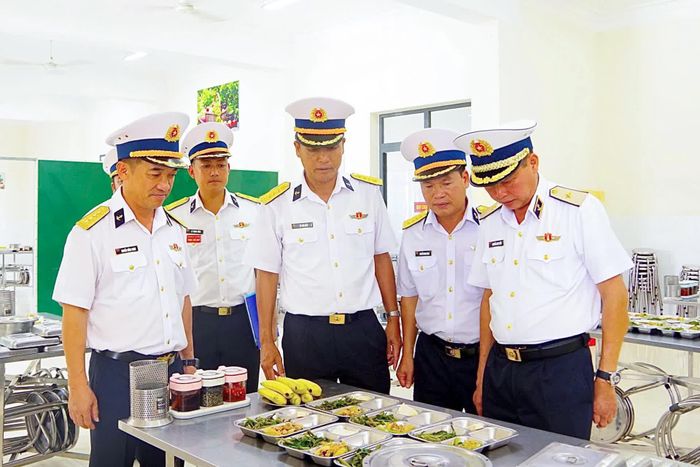 Đoàn kiểm tra chất lượng bữa ăn của học viên.