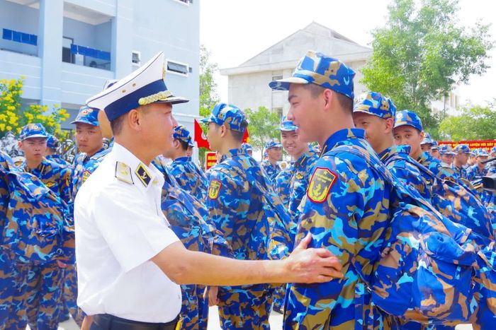 Chuẩn Đô đốc Nguyễn Anh Tuấn - Tư lệnh Vùng 4 Hải quân thăm hỏi tình hình các học viên.