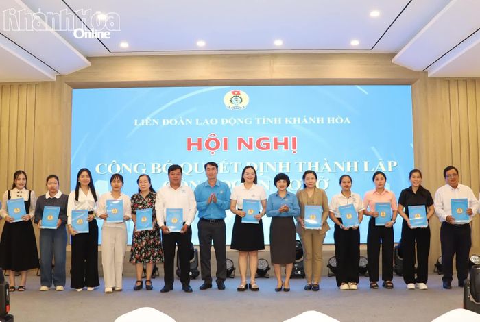 Lãnh đạo Liên đoàn Lao động tỉnh trao quyết định thành lập các công đoàn cơ sở.