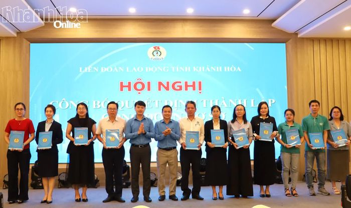 Lãnh đạo Liên đoàn Lao động tỉnh trao quyết định thành lập các công đoàn cơ sở.