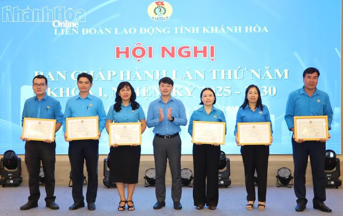 Ông Bùi Hoài Nam trao bằng khen cho những cá nhân có thành tích xuất sắc.