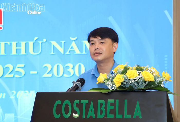 Ông Bùi Hoài Nam - Phó Chủ tịch Ủy ban MTTQ Việt Nam tỉnh, Chủ tịch Liên đoàn Lao động tỉnh phát biểu tại hội nghị.